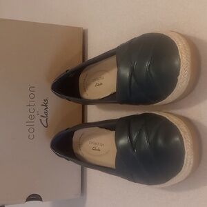 Clarks Women's Danelly Shine Navy Leather Flat size 9 Wide NWT